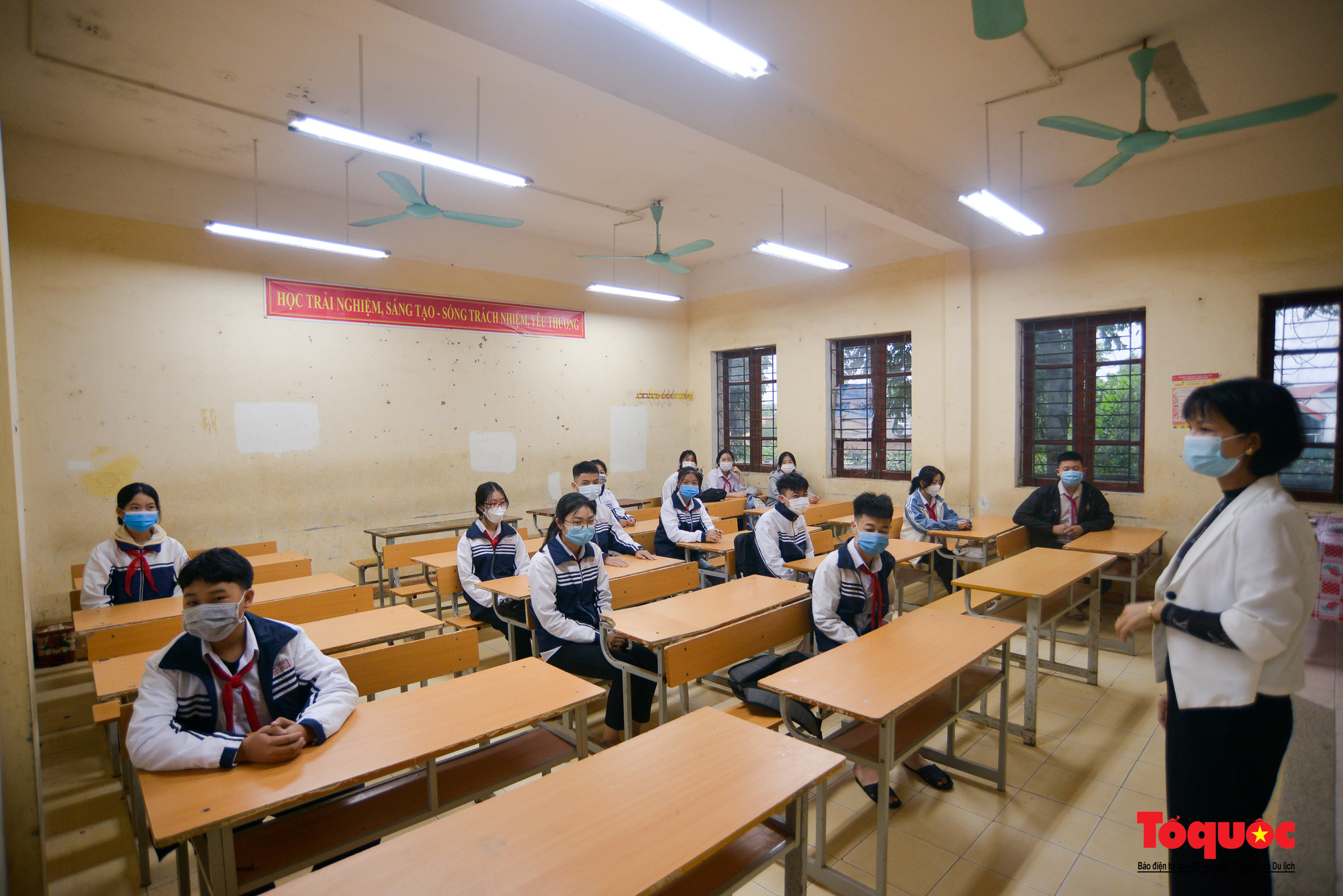 Học sinh ngoại thành Hà Nội vui mừng trở lại trường sau nửa năm nghỉ học - Ảnh 14.