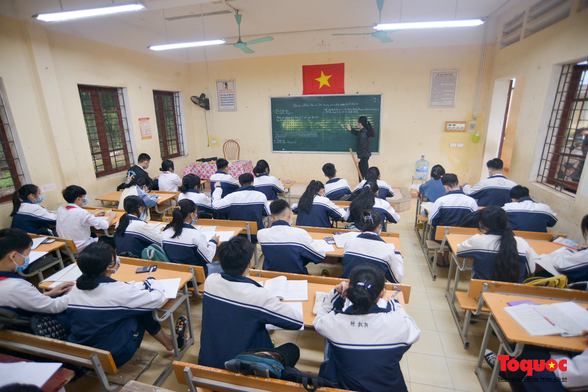 Học sinh ngoại thành Hà Nội vui mừng trở lại trường sau nửa năm nghỉ học - Ảnh 13.