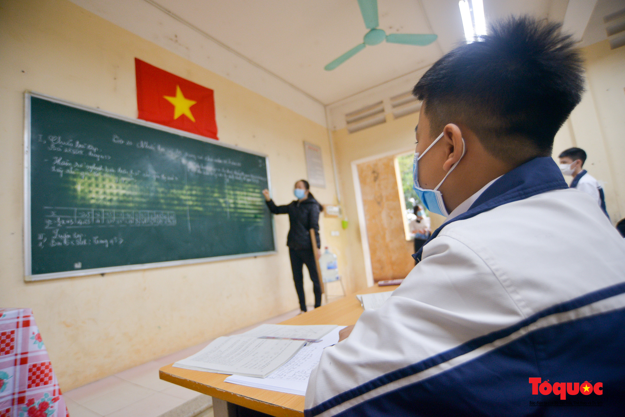 Học sinh ngoại thành Hà Nội vui mừng trở lại trường sau nửa năm nghỉ học - Ảnh 16.
