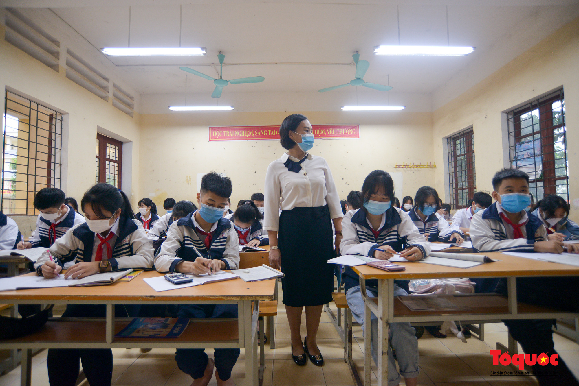 Học sinh ngoại thành Hà Nội vui mừng trở lại trường sau nửa năm nghỉ học - Ảnh 15.