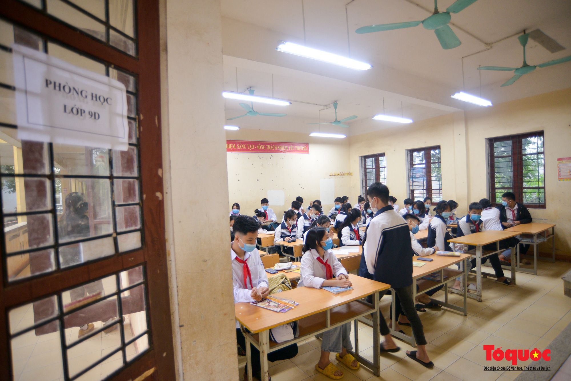 Học sinh ngoại thành Hà Nội vui mừng trở lại trường sau nửa năm nghỉ học - Ảnh 8.