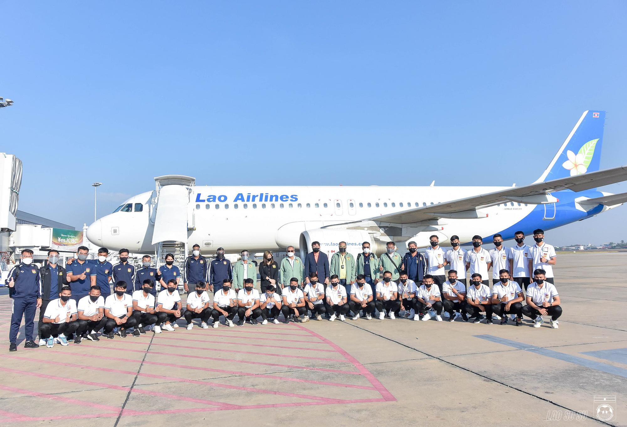 ĐT Lào lên đường sang Singapore dự AFF Cup bằng máy bay riêng với 42 thành viên  - Ảnh 1.