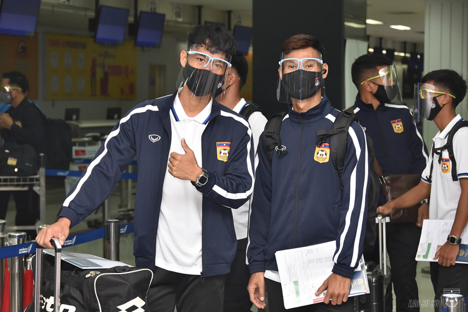 ĐT Lào lên đường sang Singapore dự AFF Cup bằng máy bay riêng với 42 thành viên  - Ảnh 4.