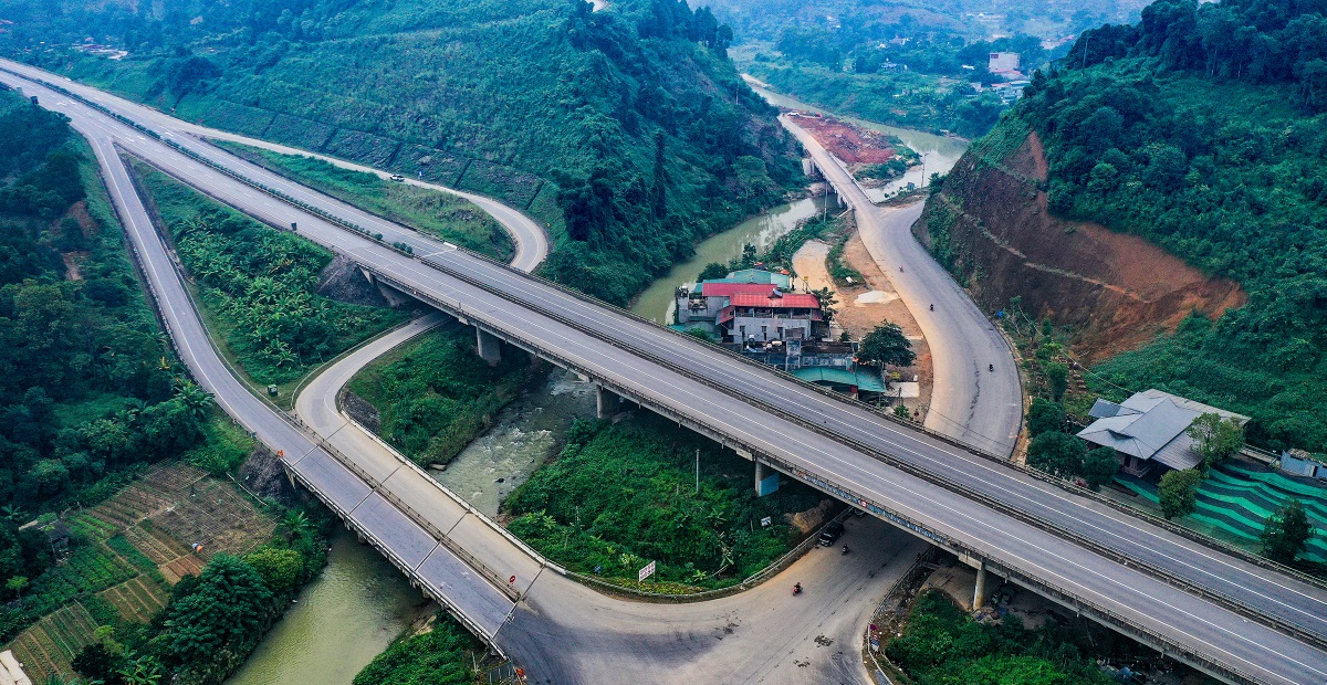 Cao Phong (Hòa Bình): Cửa ngõ giao thương kết nối Tây Bắc với Thủ đô - Ảnh 2.