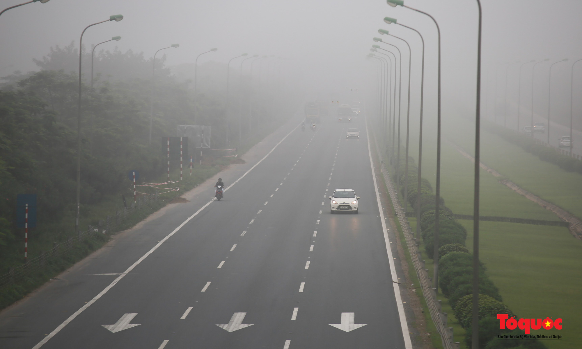Hà Nội mịt mù trong sáng sớm, cảnh báo đỏ về ô nhiễm không khí - Ảnh 7.