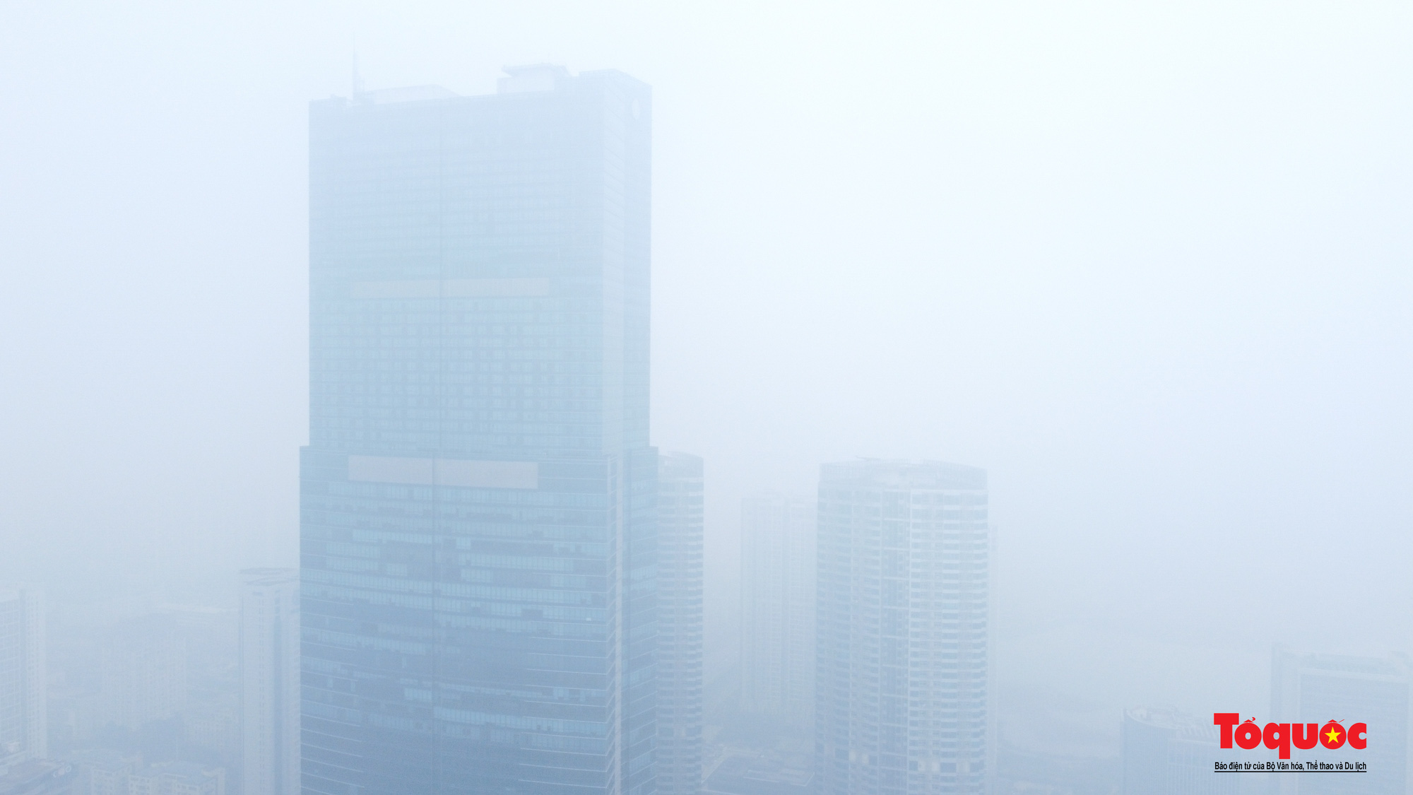 Hà Nội mịt mù trong sáng sớm, cảnh báo đỏ về ô nhiễm không khí - Ảnh 8.