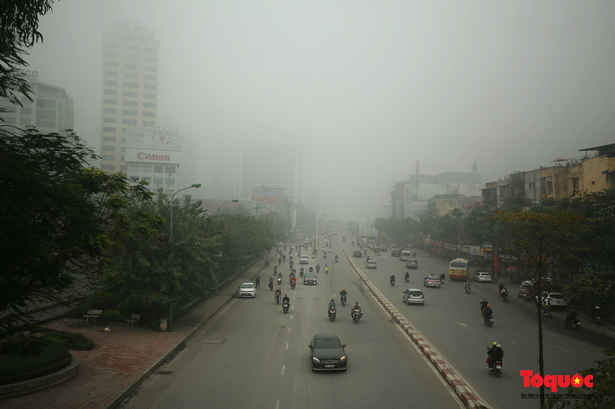 Hà Nội mịt mù trong sáng sớm, cảnh báo đỏ về ô nhiễm không khí - Ảnh 10.