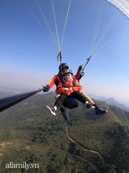 Được mẹ bí mật cho chơi dù lượn, bé trai được trải nghiệm cảm giác khó quên trong cuộc đời - Ảnh 3.