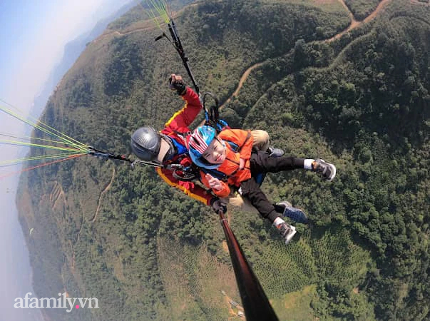 Được mẹ bí mật cho chơi dù lượn, bé trai được trải nghiệm cảm giác khó quên trong cuộc đời - Ảnh 2.