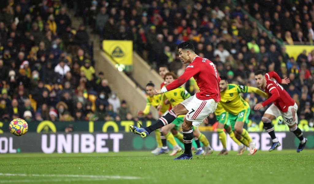 Ronaldo ghi bàn giúp MU thắng nhọc đội chót bảng - Ảnh 3.