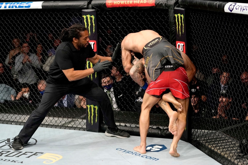 Thua trận, Dustin Poirier vẫn quyết định ủng hộ 20 nghìn USD cho quê nhà của Charles Oliveira - Ảnh 2.