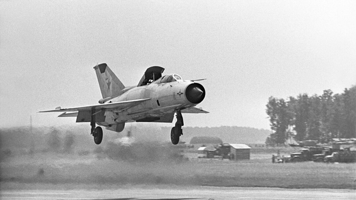 Cuộc đào thoát của phi công Liên Xô lái chiếc máy bay tối mật nhưng hạ cánh nhầm xuống sân bay NATO - Ảnh 3.