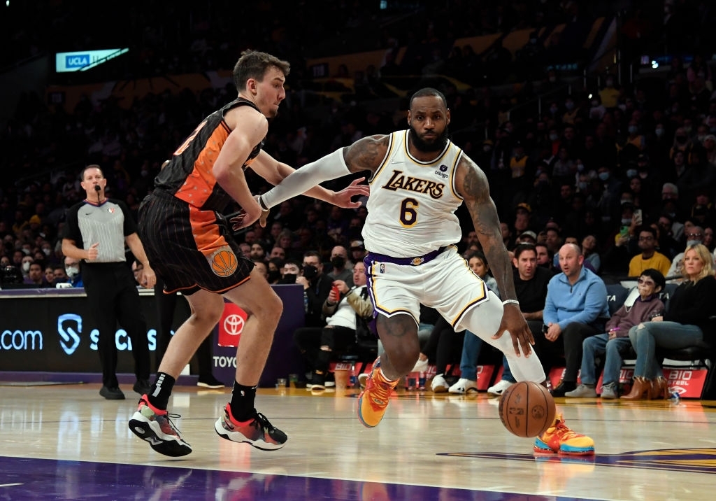 LeBron James phá kỷ lục của cố huyền thoại Kobe Bryant - Ảnh 3.