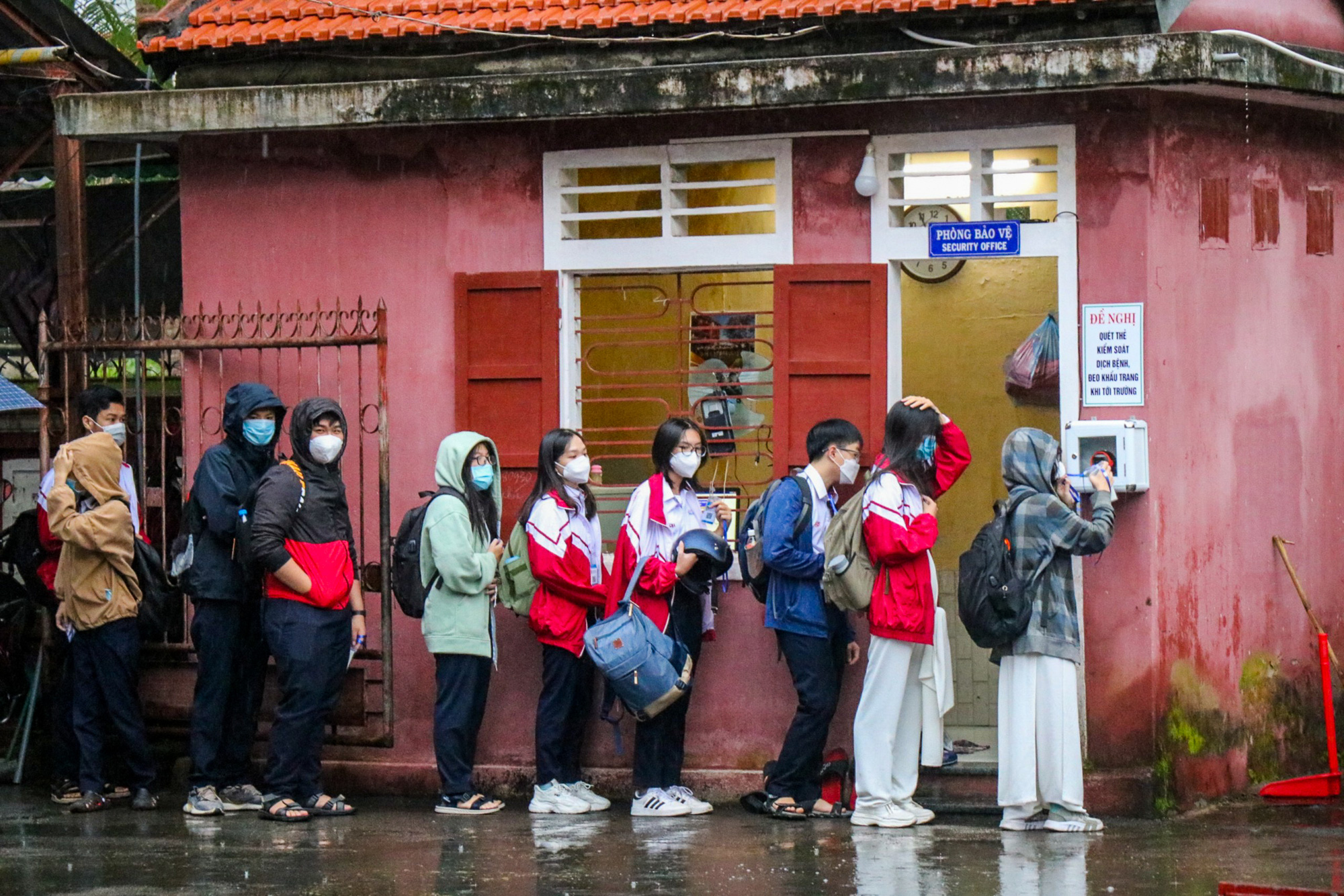 Học sinh THPT tại Thừa Thiên Huế đến trường trở lại sau thời gian dài học trực tuyến - Ảnh 3.