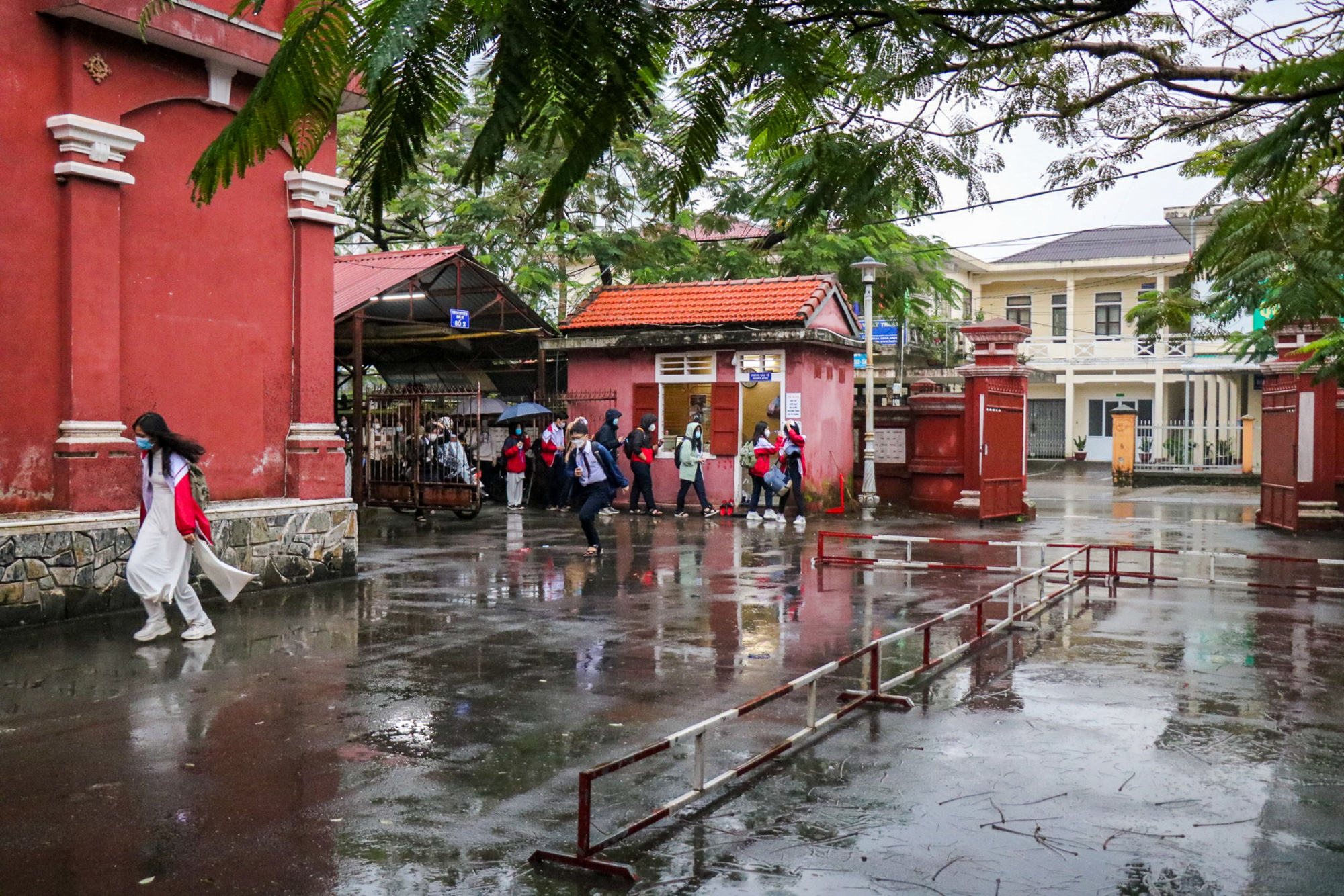 Học sinh THPT tại Thừa Thiên Huế đến trường trở lại sau thời gian dài học trực tuyến - Ảnh 1.