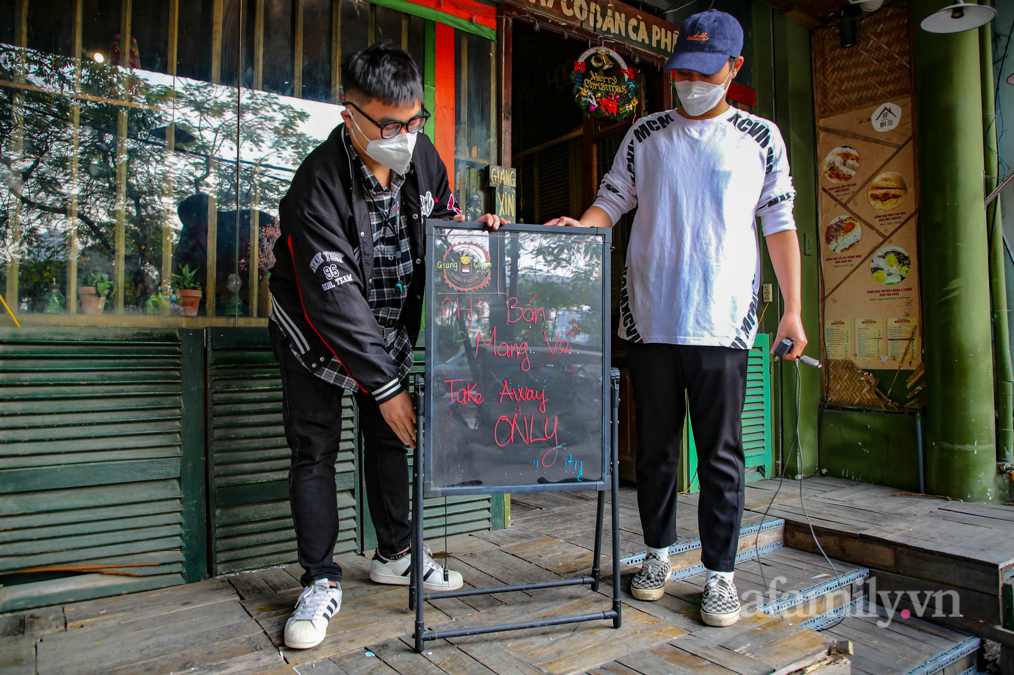 Hà Nội: Các cơ sở kinh doanh ăn uống ở quận &quot;vùng cam&quot; dừng nhận khách, hối hả đóng cửa - Ảnh 10.