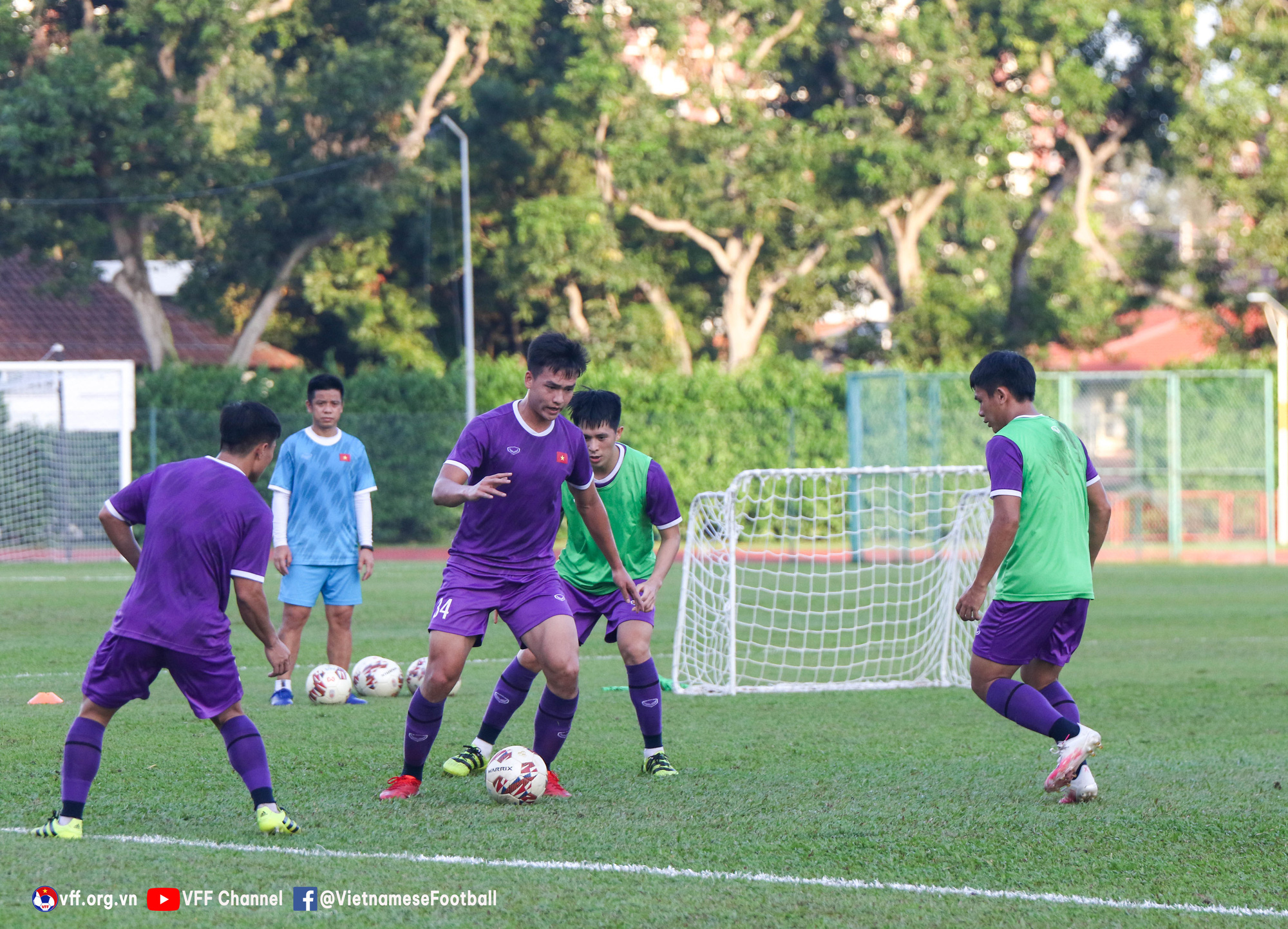 Trụ cột tuyển Việt Nam tập nhẹ hồi phục sau trận thắng tuyển Malaysia - Ảnh 1.