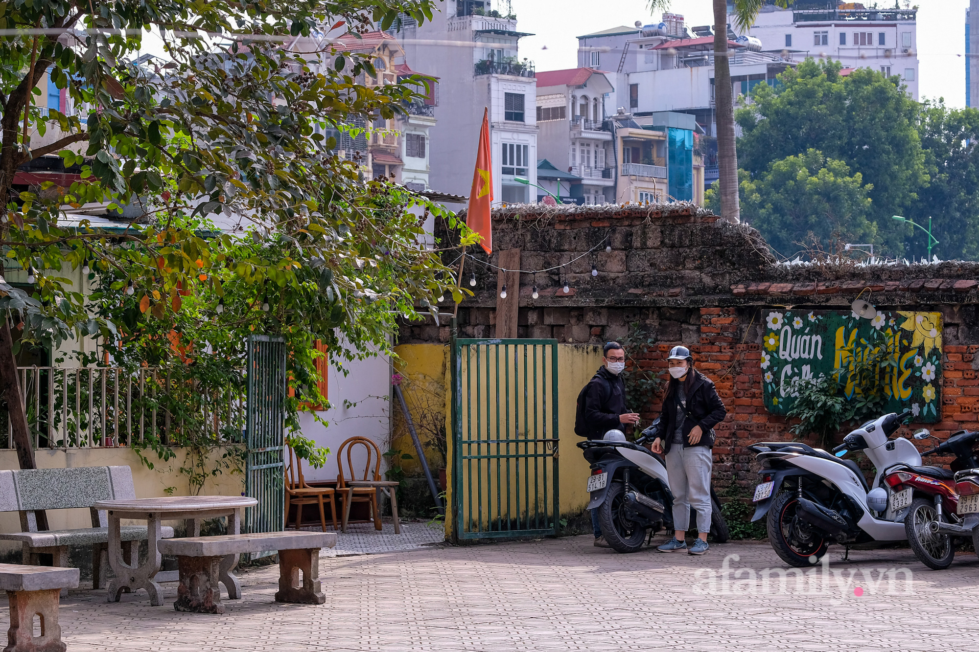 Những địa điểm tìm người liên quan F0 ở Hà Nội: Nơi &quot;cửa đóng then cài&quot;, nơi đón khách nhộn nhịp - Ảnh 3.