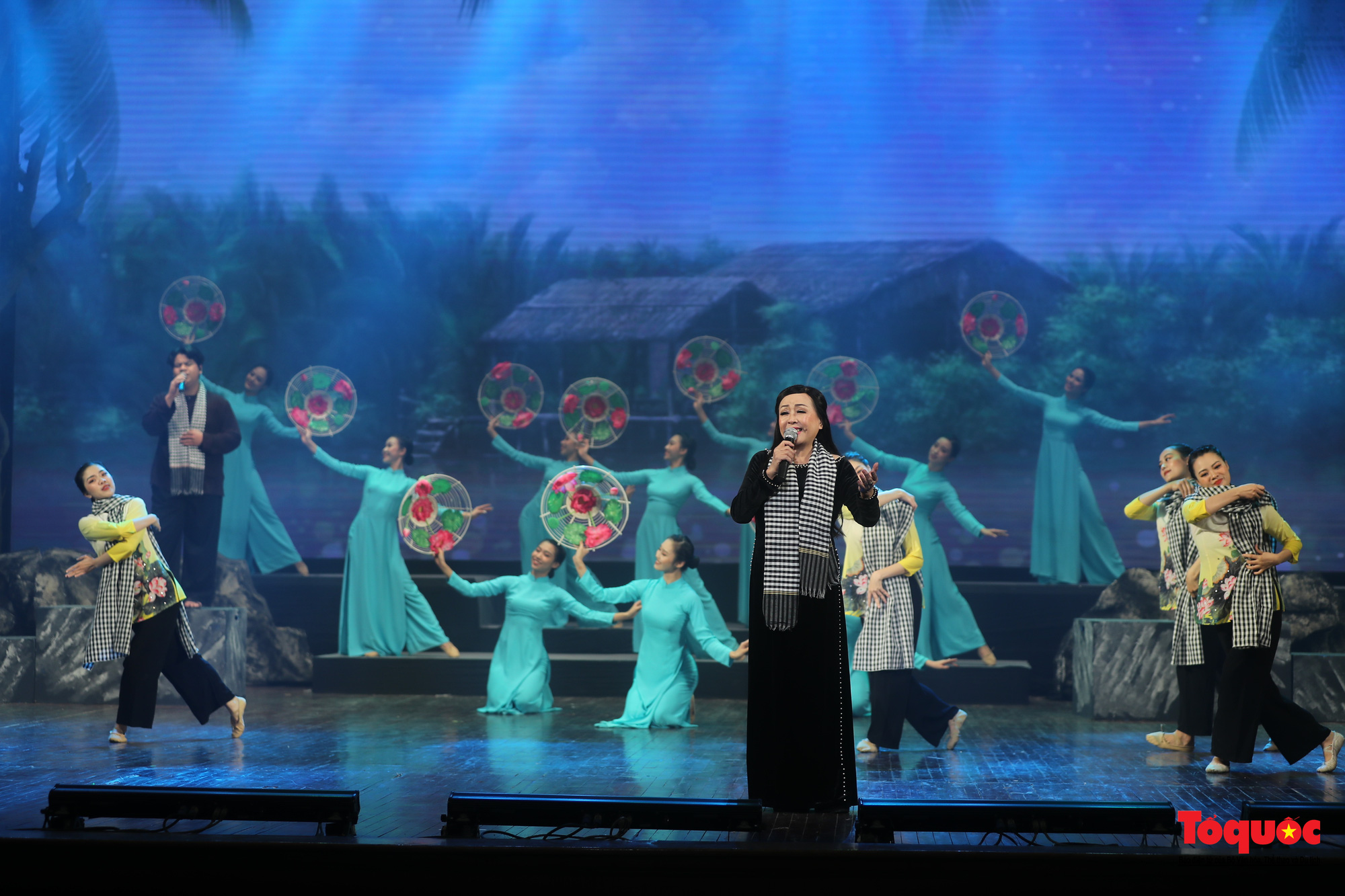 Chương trình nghệ thuật đặc biệt "Vang mãi lời hịch non sông" - Ảnh 6. Chương trình nghệ thuật đặc biệt "Vang mãi lời hịch non sông" - Ảnh 6.