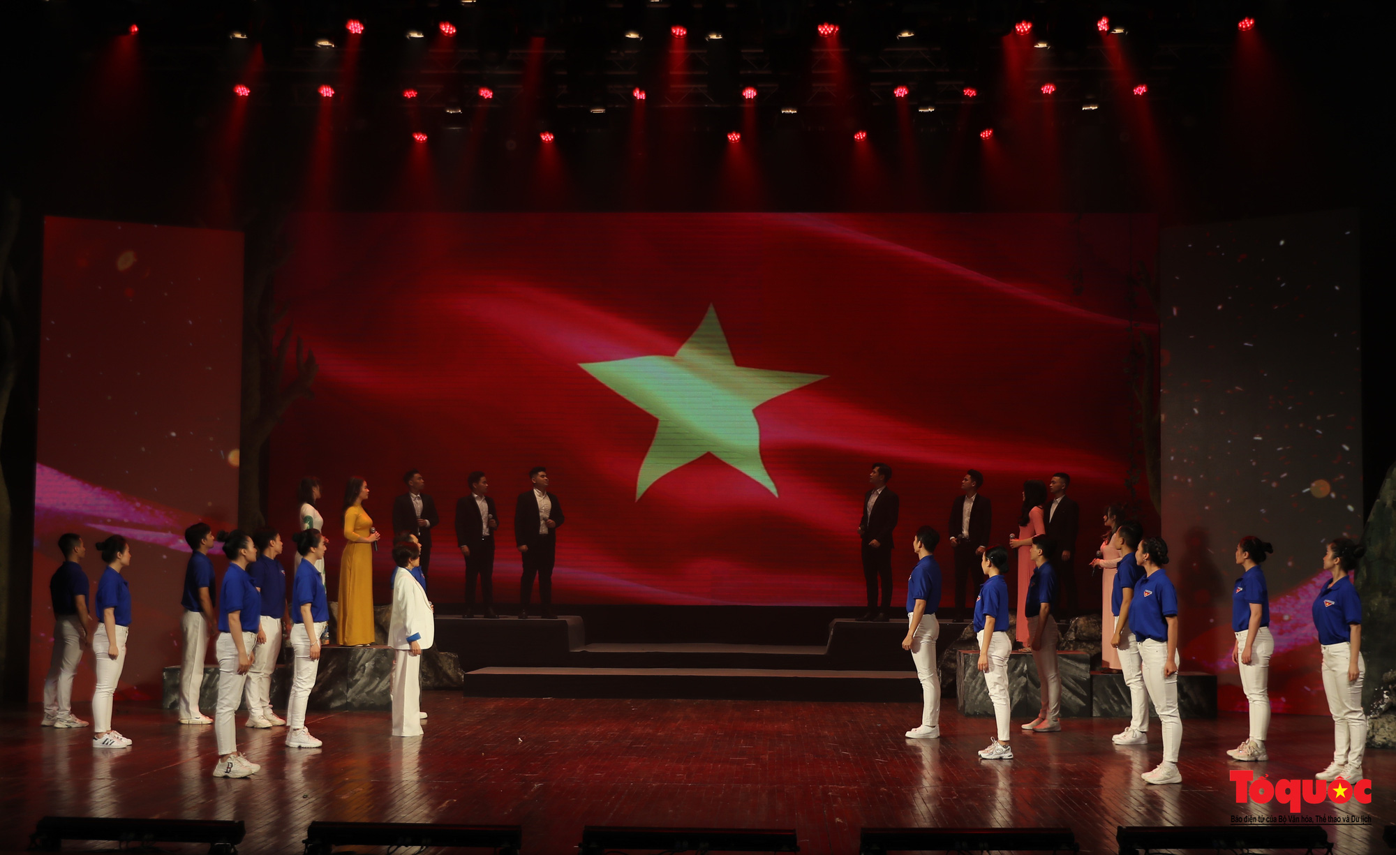 Chương trình nghệ thuật đặc biệt "Vang mãi lời hịch non sông" - Ảnh 16. Chương trình nghệ thuật đặc biệt "Vang mãi lời hịch non sông" - Ảnh 16.