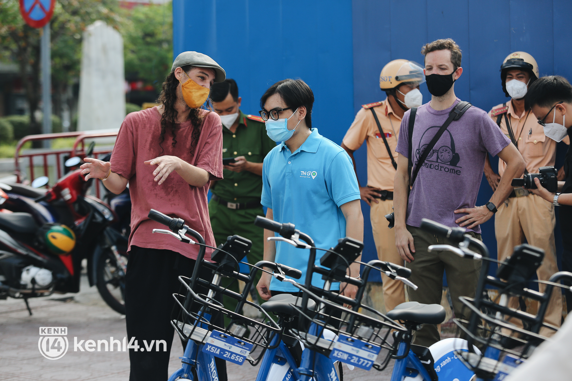 Xe đạp công cộng có tính phí ở TP.HCM chính thức hoạt động: Bạn trẻ hào hứng bỏ tiền thuê đi dạo ngắm cảnh - Ảnh 9.