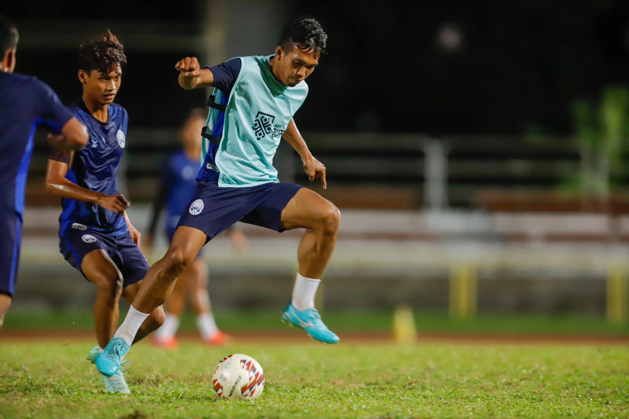 Keisuke Honda tận tình chỉ bảo tuyển Campuchia hướng đến trận đấu với tuyển Việt Nam - Ảnh 16.