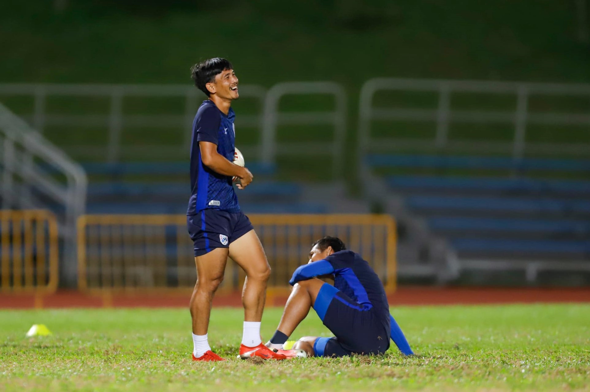 Keisuke Honda tận tình chỉ bảo tuyển Campuchia hướng đến trận đấu với tuyển Việt Nam - Ảnh 11.