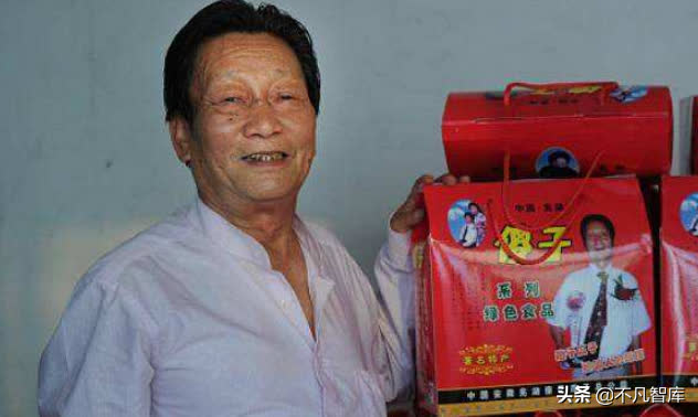 Thần khờ được nhiều doanh nhân học hỏi nhất Trung Quốc: Không biết chữ, vào tù 3 lần, lấy 4 đời vợ, từ kẻ bị giễu cợt là đồ ngốc bứt phá thành huyền thoại bán hàng rong - Ảnh 1. Thần khờ được nhiều doanh nhân học hỏi nhất Trung Quốc: Không biết chữ, vào tù 3 lần, lấy 4 đời vợ, từ kẻ bị giễu cợt là đồ ngốc bứt phá thành huyền thoại bán hàng rong - Ảnh 1.