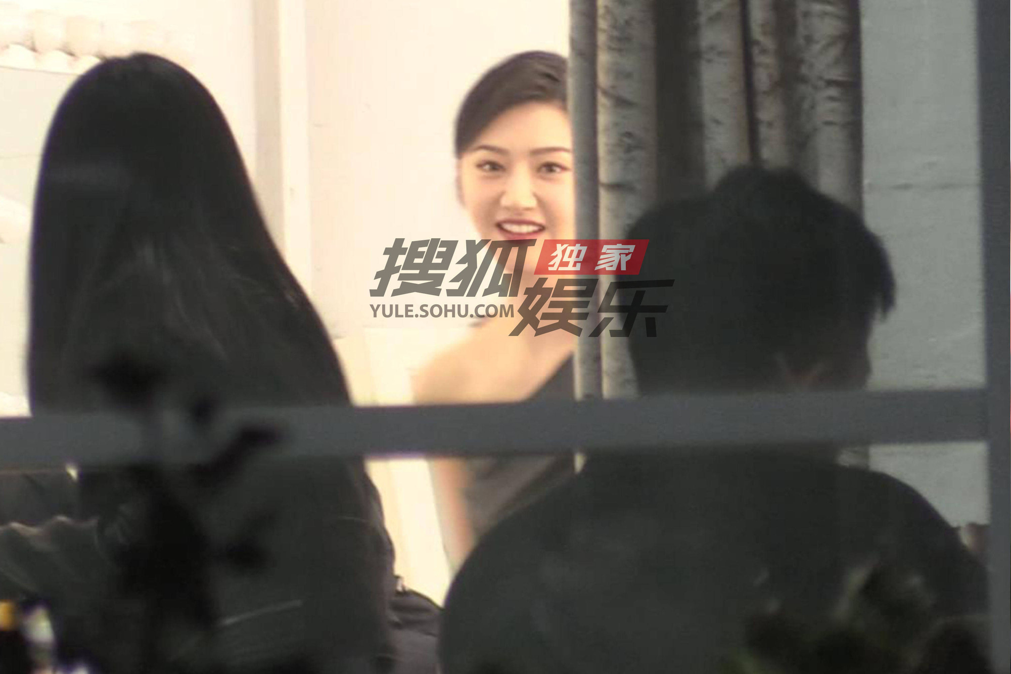 Ảnh chụp trộm của người đẹp Bắc Kinh thế nào mà khiến netizen "đổ rầm rầm" - Ảnh 3.
