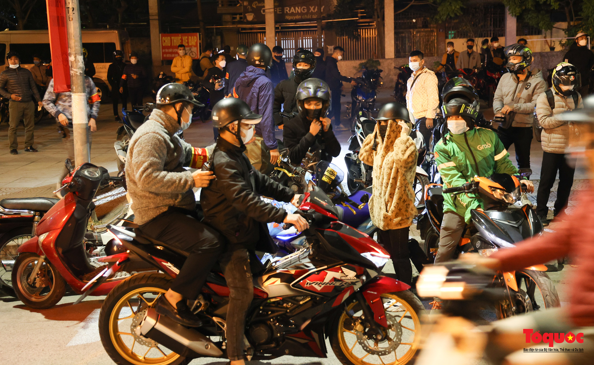 Công an Hà Nội vây bắt gần 100 &quot;quái xế&quot; chạy xe nẹt pô trên đường Võ Chí Công - Ảnh 2.