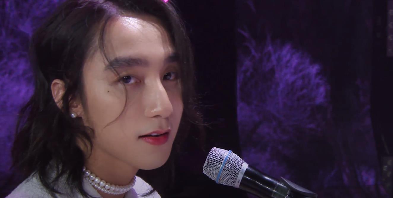 Sơn Tùng mượn sân khấu Diana Super Show để “tỏ tình”, mái tóc dài lãng tử khiến bất cứ cô gái nào cũng phải gật đầu ngay - Ảnh 1.