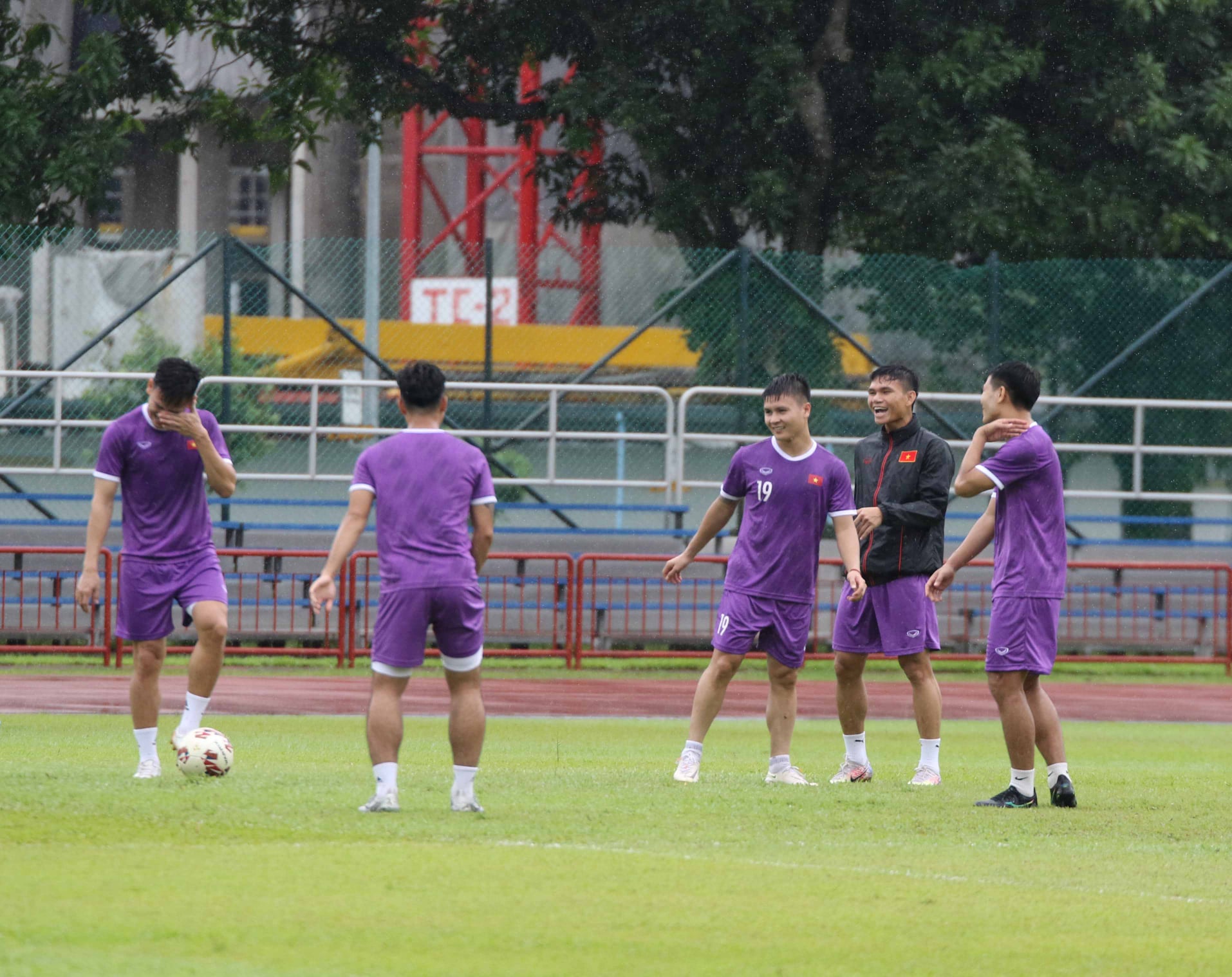 Tuấn Anh "chơi trội" đội mưa đi tập, tuyển Việt Nam thư giãn sáng 2/12 - Ảnh 7. Tuấn Anh "chơi trội" đội mưa đi tập, tuyển Việt Nam thư giãn sáng 2/12 - Ảnh 7.