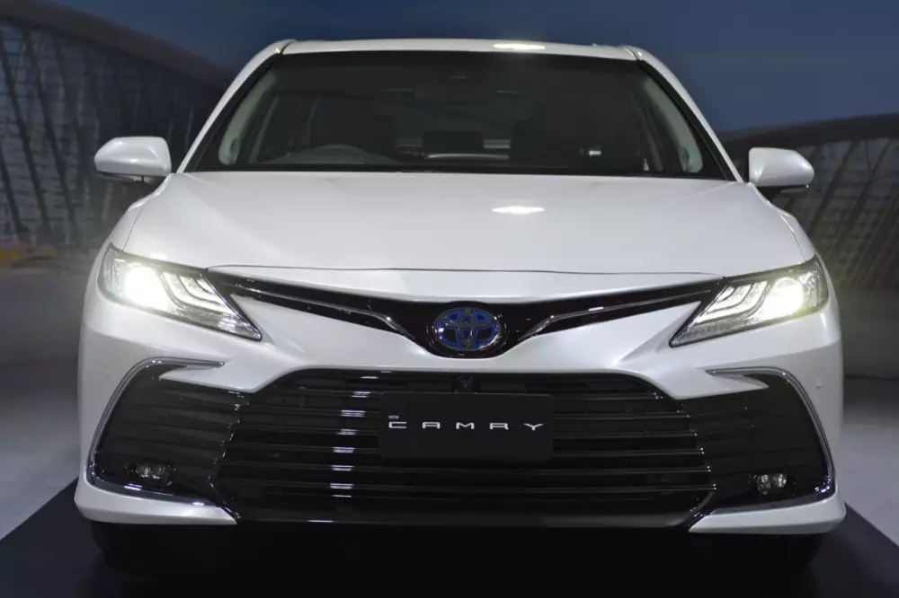 Đại lý báo giá Toyota Camry 2022 bản giữa gần 1,4 tỷ đồng tại Việt Nam: Đắt ngang Mercedes C-Class, kèm lạc 50 triệu đồng mới có xe giao ngay - Ảnh 1.