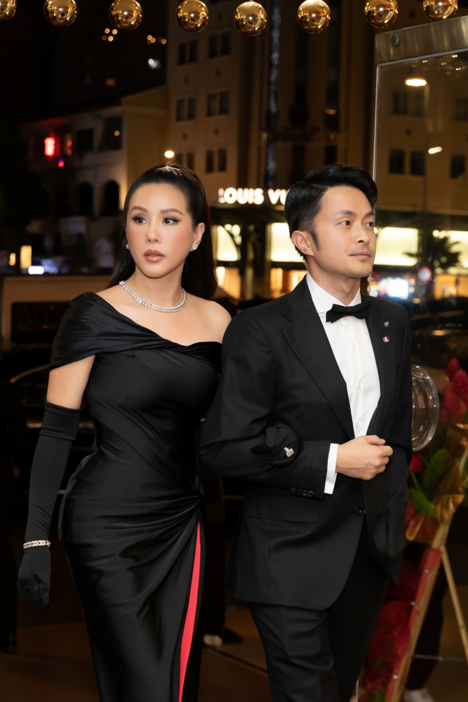 Hoa hậu Thu Hoài lần đầu xuất hiện cùng chồng kém 10 tuổi hậu đăng ký kết hôn - Ảnh 2.