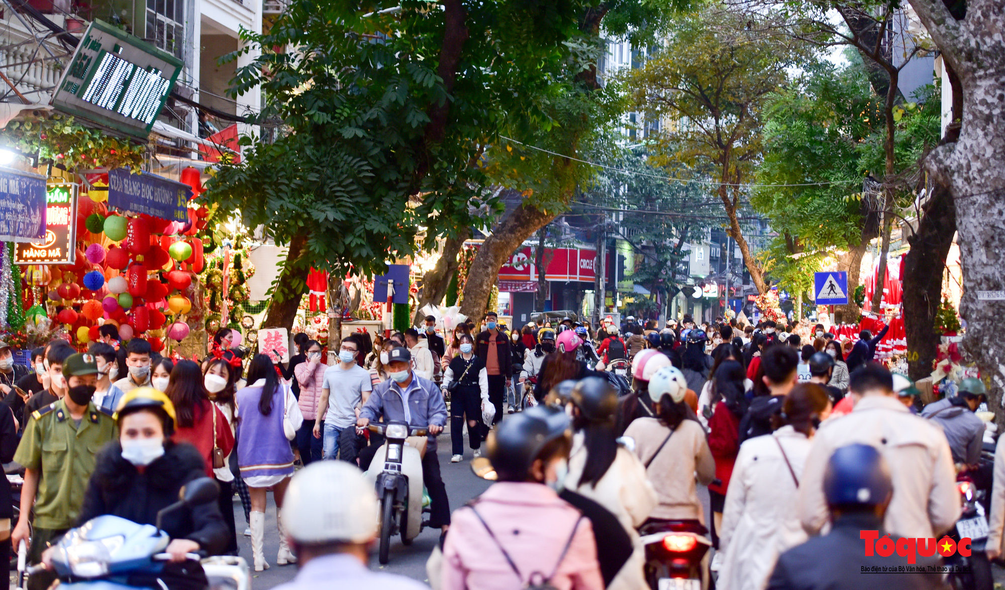 Hà Nội: Giới trẻ thủ đô chen chân mua sắm đón Noel 2021 - Ảnh 8.