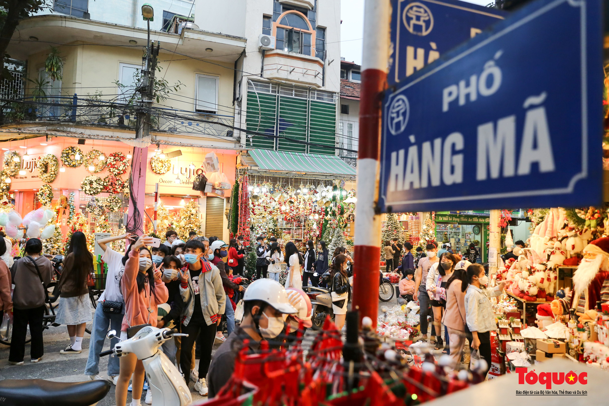 Hà Nội: Giới trẻ thủ đô chen chân mua sắm đón Noel 2021 - Ảnh 1.