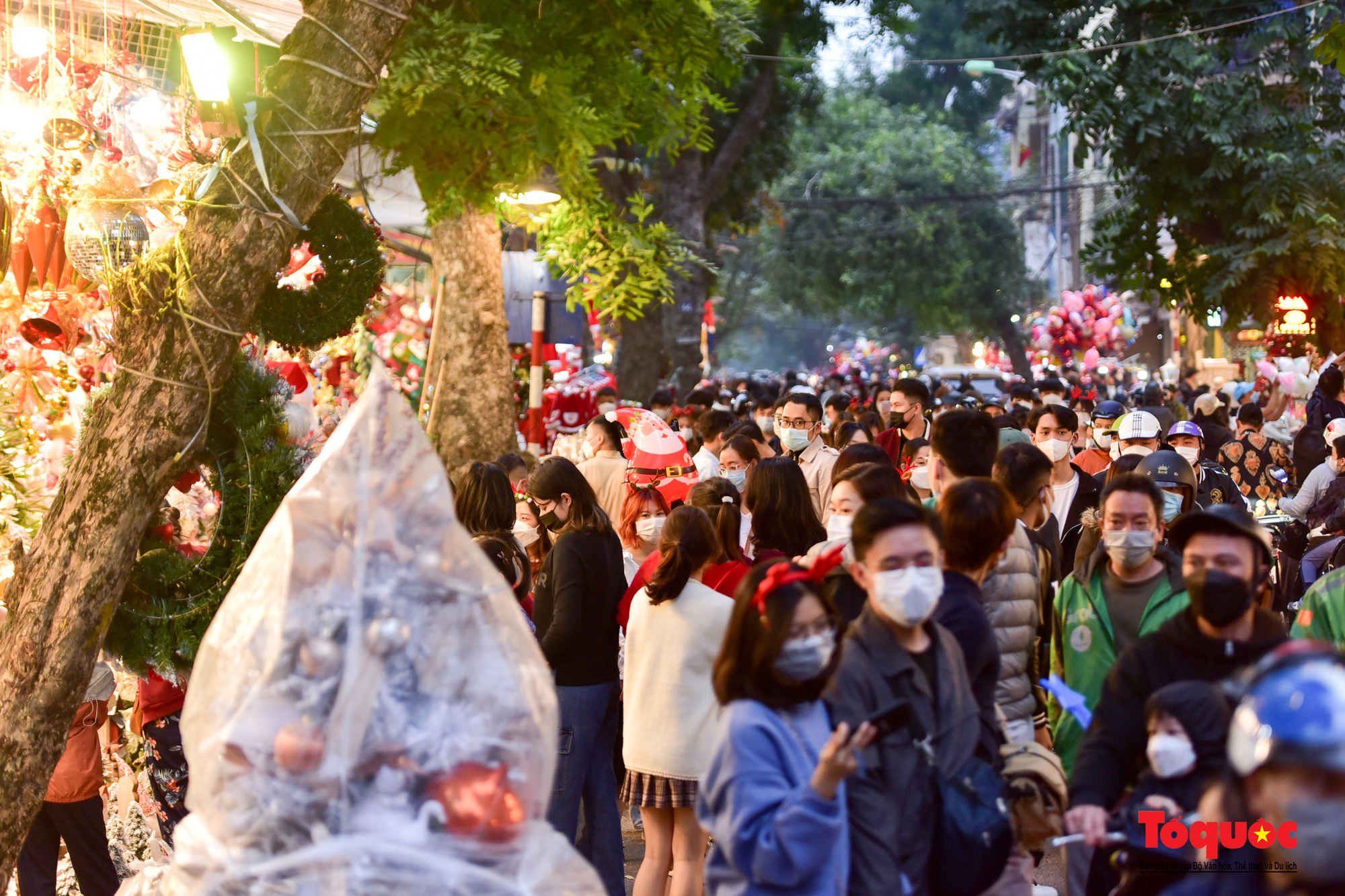 Hà Nội: Giới trẻ thủ đô chen chân mua sắm đón Noel 2021 - Ảnh 14.