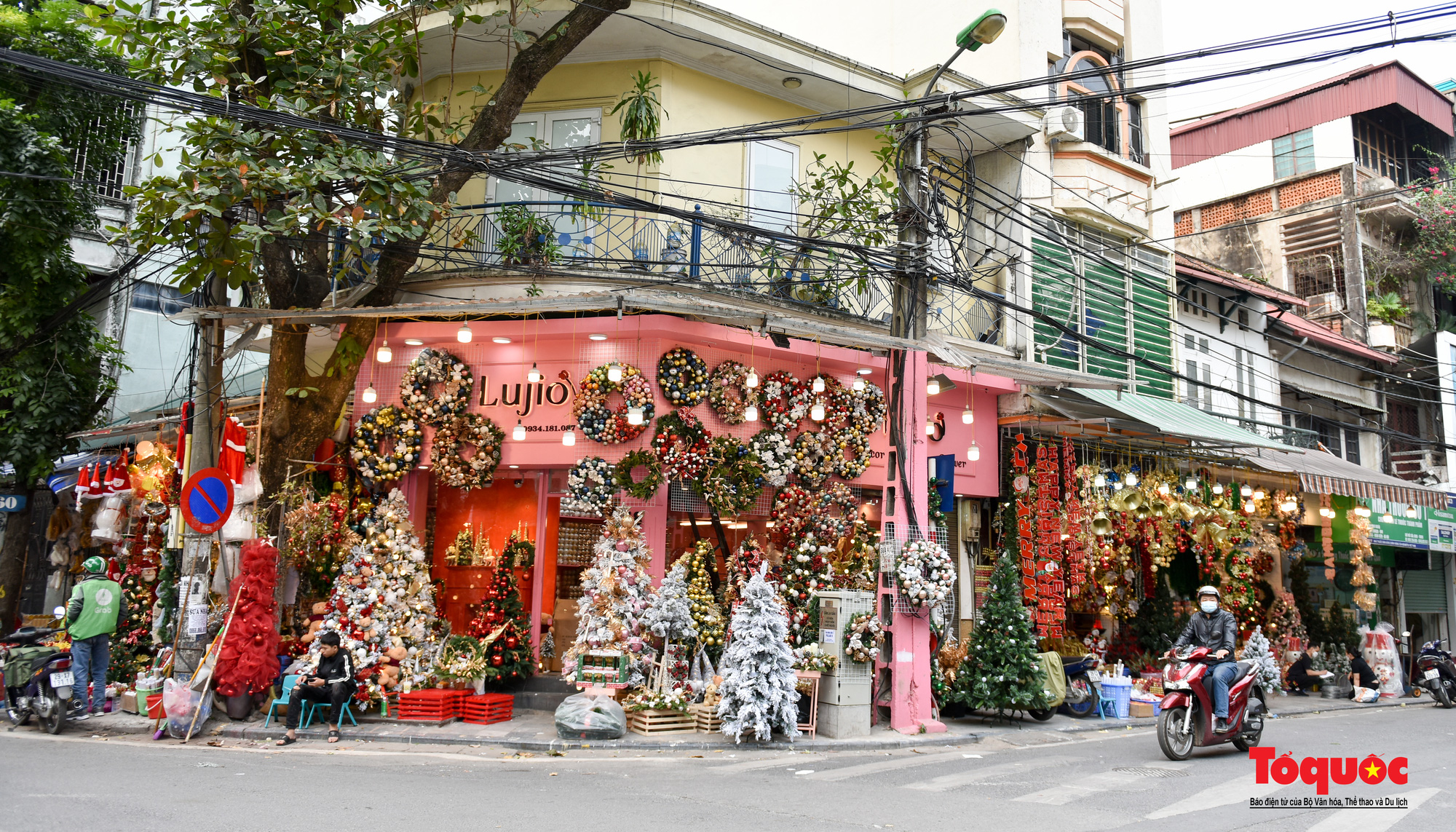 Hà Nội: Giới trẻ thủ đô chen chân mua sắm đón Noel 2021 - Ảnh 2.