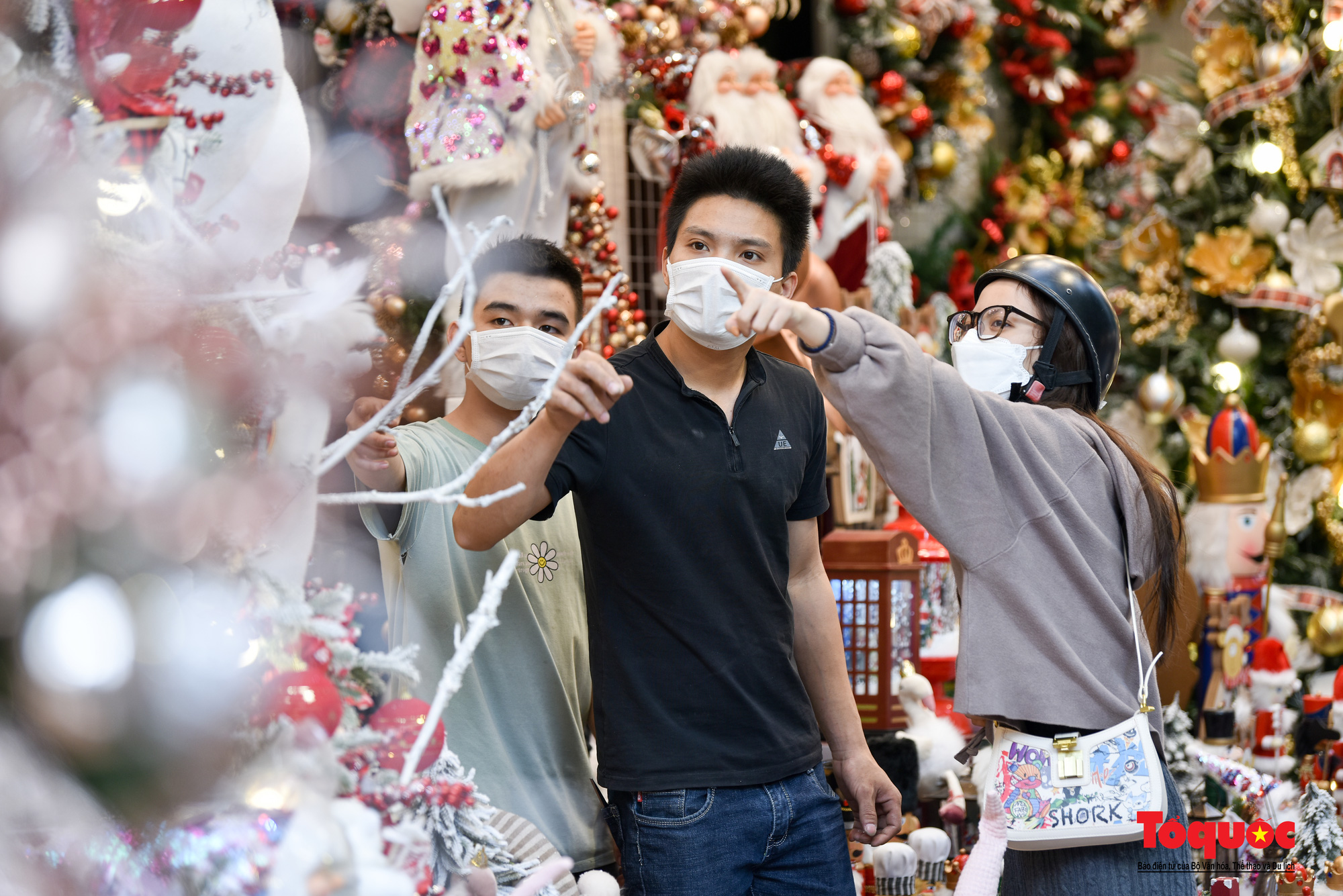 Hà Nội: Giới trẻ thủ đô chen chân mua sắm đón Noel 2021 - Ảnh 5.
