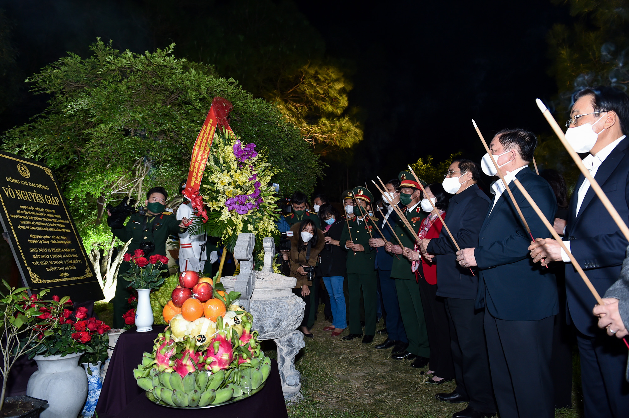 Thủ tướng Phạm Minh Chính dâng hương tưởng niệm Đại tướng Võ Nguyên Giáp - Ảnh 1.