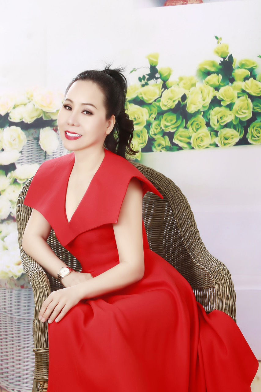 Rực rỡ sắc đỏ đón Noel, Nữ hoàng Doanh nhân Kim Chi gây bất ngờ với nhan sắc &quot;không tuổi&quot; - Ảnh 5.