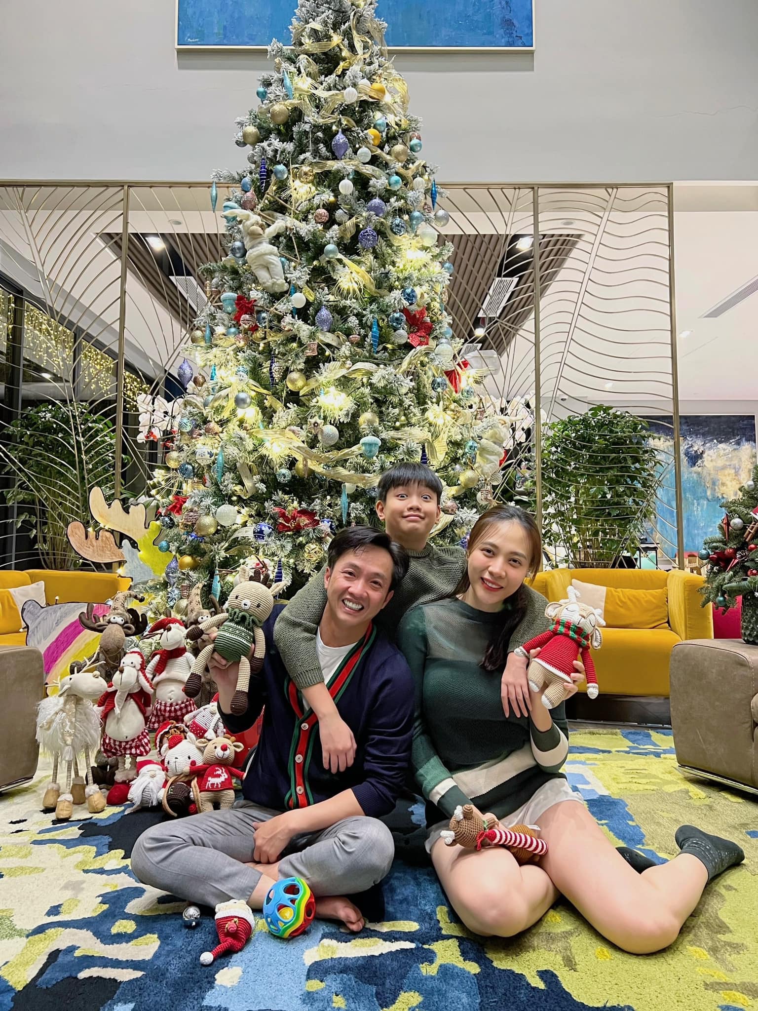 Không kém cạnh nhà Cường Đô La, Hà Hồ - Kim Lý cùng cặp sinh đôi khoe khoảnh khắc đón Noel siêu cưng - Ảnh 5.