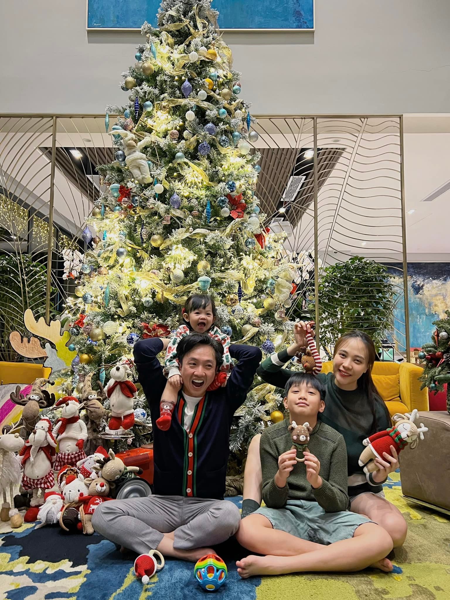 Không kém cạnh nhà Cường Đô La, Hà Hồ - Kim Lý cùng cặp sinh đôi khoe khoảnh khắc đón Noel siêu cưng - Ảnh 4.