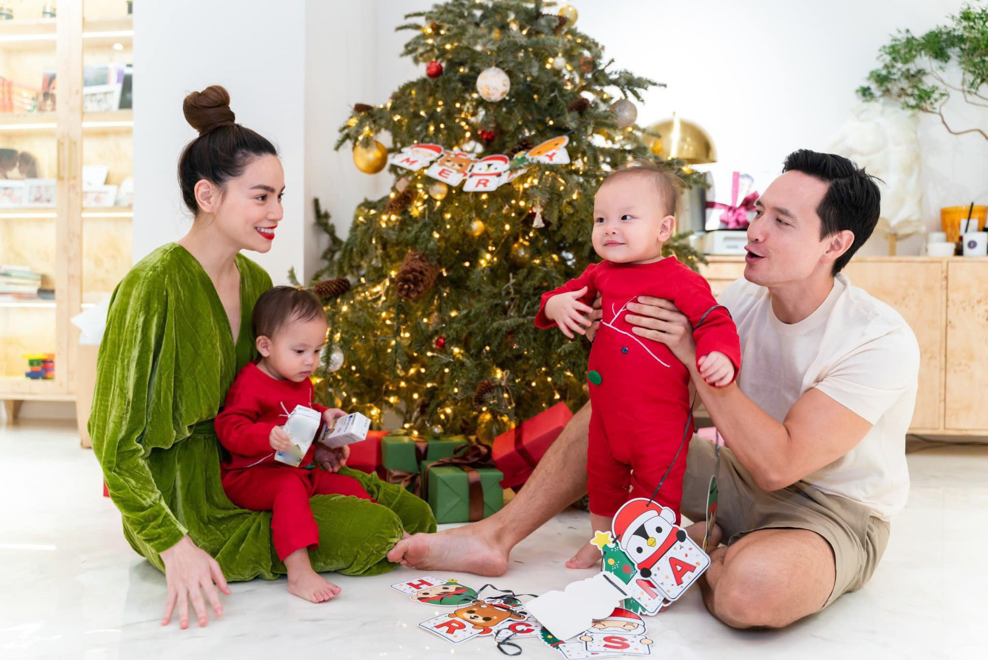 Không kém cạnh nhà Cường Đô La, Hà Hồ - Kim Lý cùng cặp sinh đôi khoe khoảnh khắc đón Noel siêu cưng - Ảnh 3.