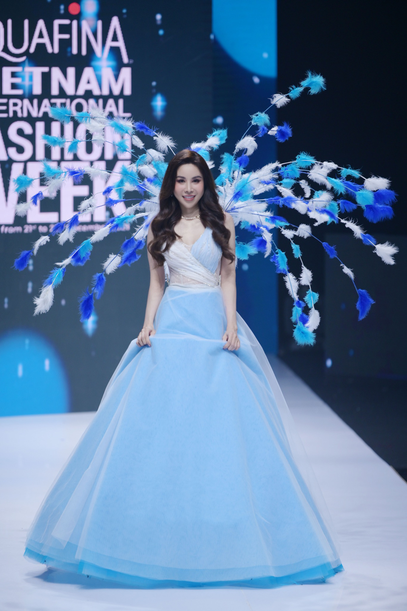 Hoa hậu Áo dài Hoàng Dung catwalk mở màn tại Vietnam International Fashion Week 2021 - Ảnh 1.