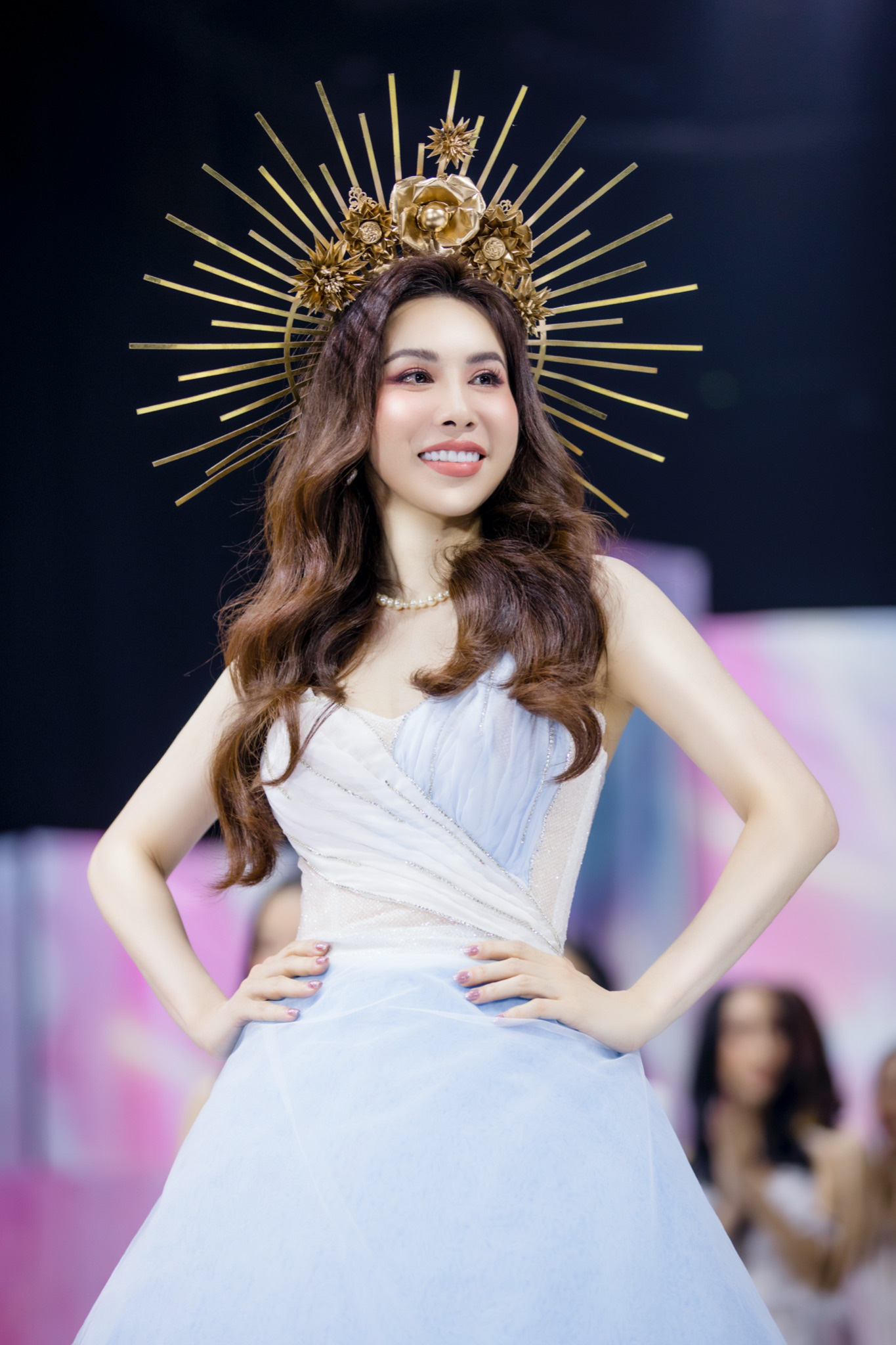 Hoa hậu Áo dài Hoàng Dung catwalk mở màn tại Vietnam International Fashion Week 2021 - Ảnh 2.
