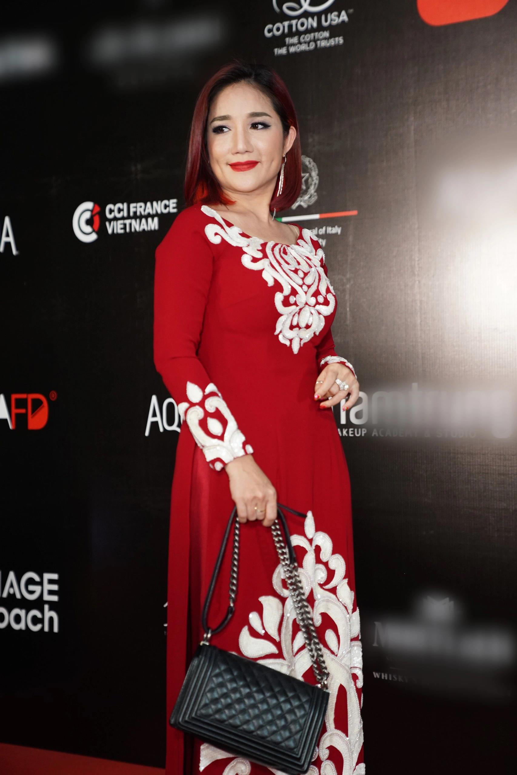 Hoa hậu Khánh Vân mặc áo dài dự thảm đỏ Tuần lễ Thời trang Việt Nam - Ảnh 4.