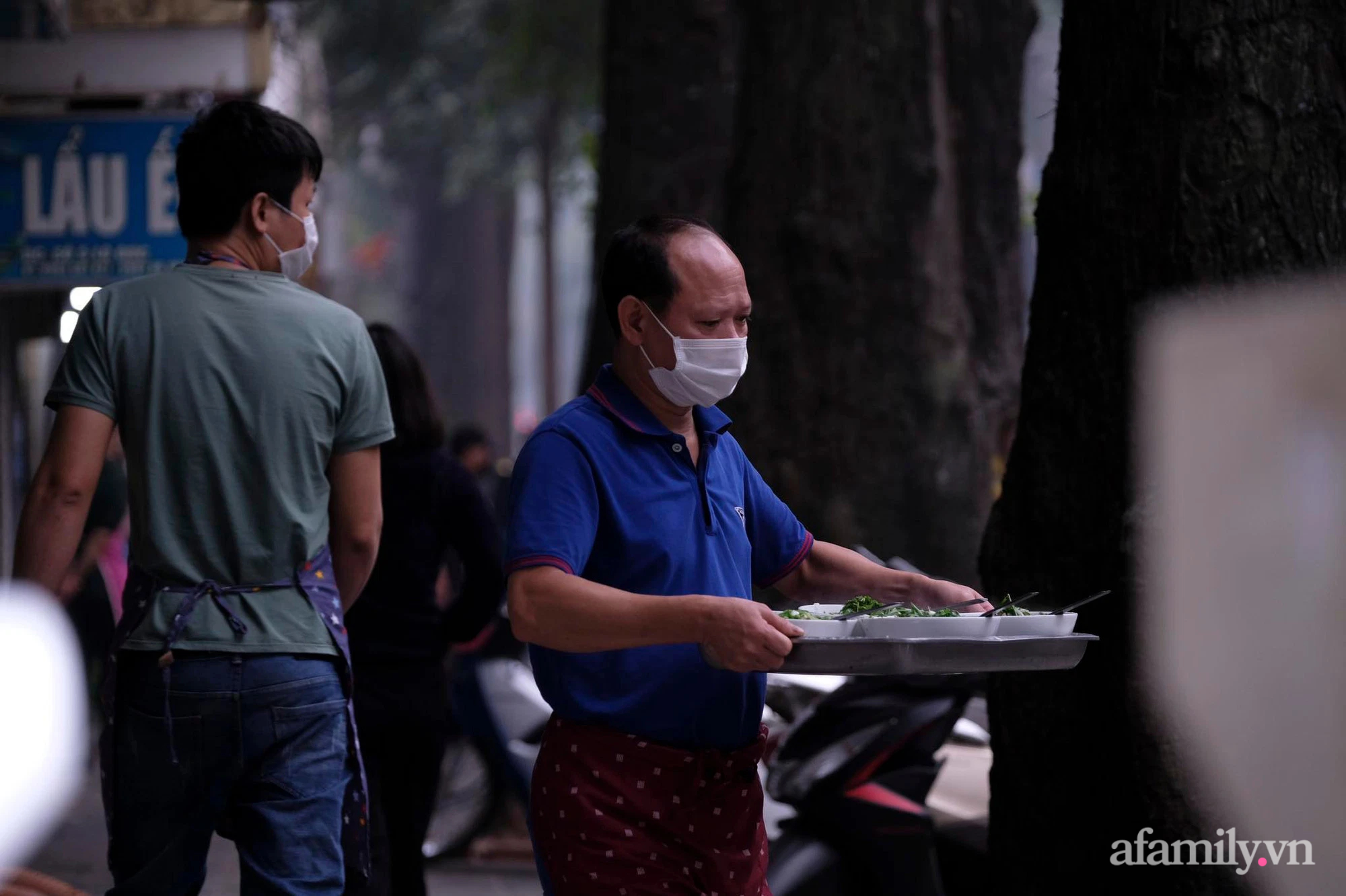 Cấm “vùng cam” dân chạy sang “vùng vàng” ăn uống, phương án chống dịch như hiện nay tại một số quận ở Hà Nội có hợp lý? - Ảnh 2.