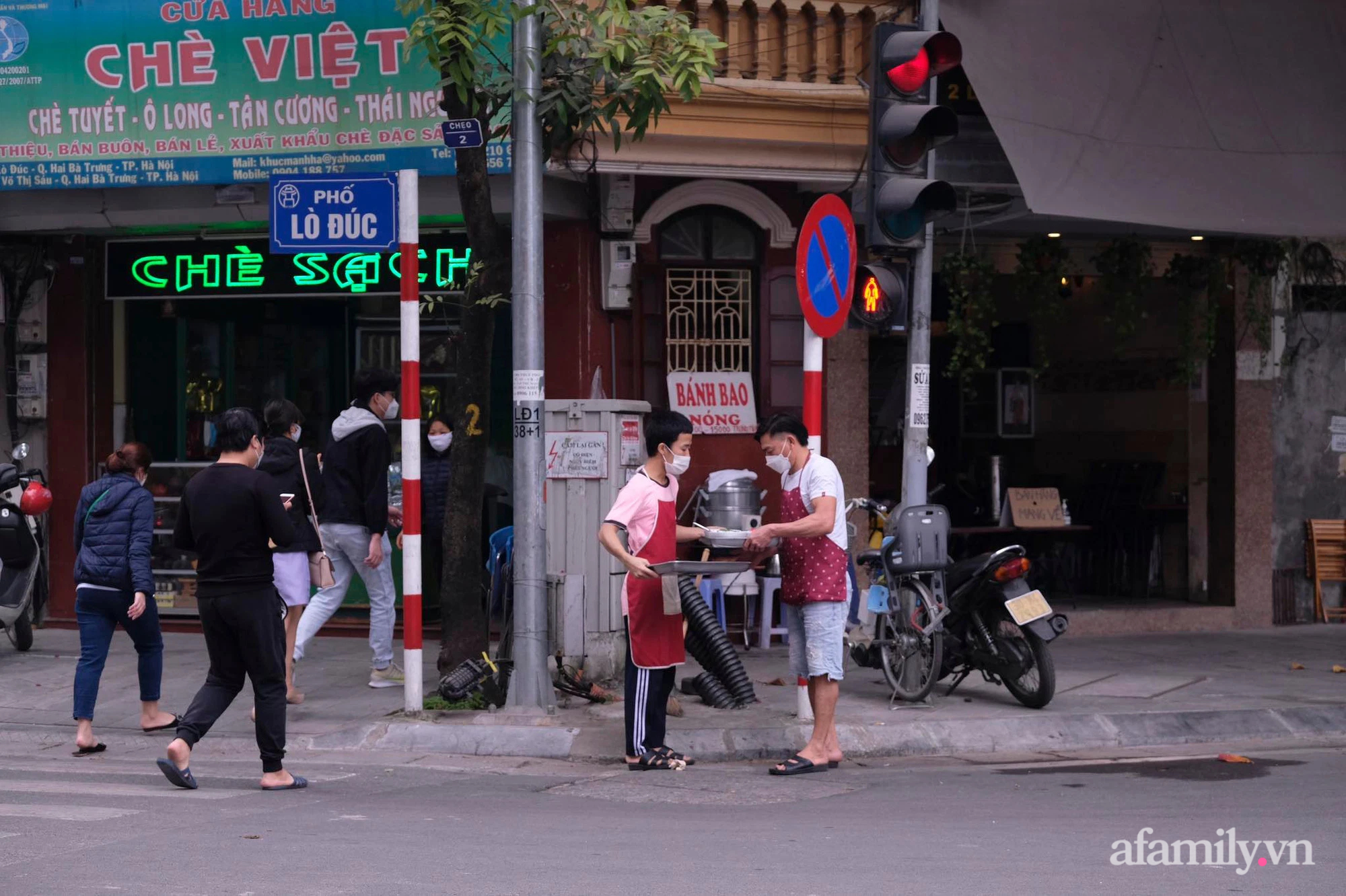 Cấm “vùng cam” dân chạy sang “vùng vàng” ăn uống, phương án chống dịch như hiện nay tại một số quận ở Hà Nội có hợp lý? - Ảnh 4.