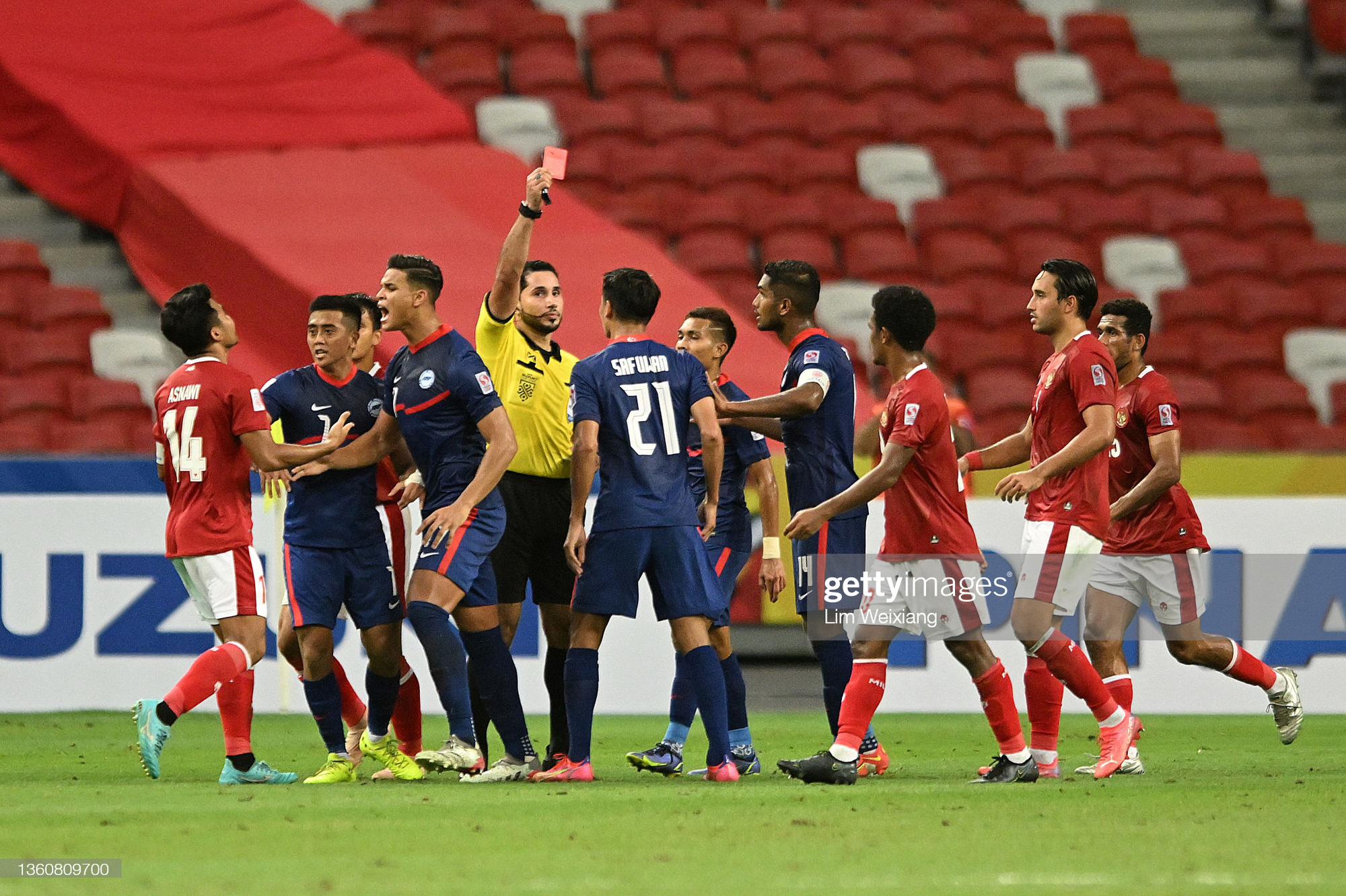 HLV Shin Tae-yong giải thích tình huống cãi vã với HLV tuyển Singapore cuối hiệp 1 trận bán kết AFF Cup 2020 - Ảnh 1.